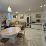 Šviesi svetainė su virtuve bute Klaipėdos centre pilnai įrengtas penthouse