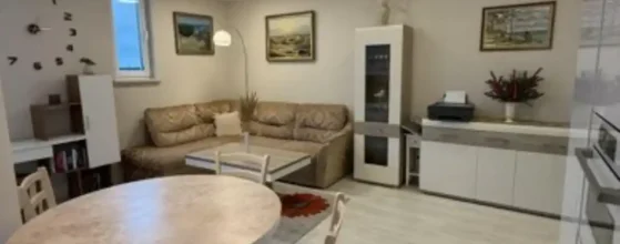 Šviesi svetainė su virtuve bute Klaipėdos centre pilnai įrengtas penthouse