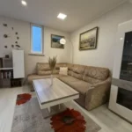 Šviesi svetainė su virtuve bute Klaipėdos centre pilnai įrengtas penthouse