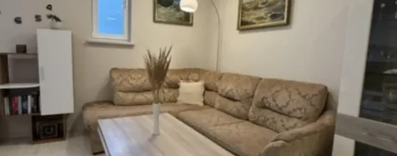 Šviesi svetainė su virtuve bute Klaipėdos centre pilnai įrengtas penthouse