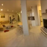 Šviesi svetainė su virtuve bute Klaipėdos centre pilnai įrengtas penthouse