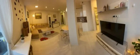 Šviesi svetainė su virtuve bute Klaipėdos centre pilnai įrengtas penthouse