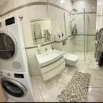 Modernus vonios kambarys bute Klaipėdos centre dušo kabina nauja apdaila