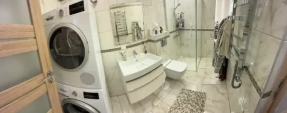 Modernus vonios kambarys bute Klaipėdos centre dušo kabina nauja apdaila