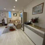 Šviesi svetainė su virtuve bute Klaipėdos centre pilnai įrengtas penthouse