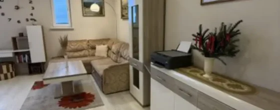 Šviesi svetainė su virtuve bute Klaipėdos centre pilnai įrengtas penthouse