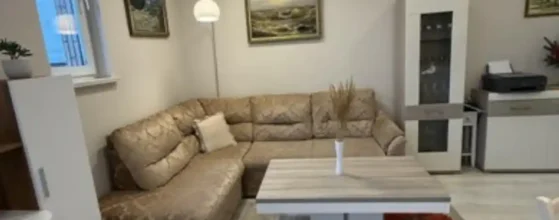 Šviesi svetainė su virtuve bute Klaipėdos centre pilnai įrengtas penthouse