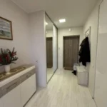 Šviesi svetainė su virtuve bute Klaipėdos centre pilnai įrengtas penthouse