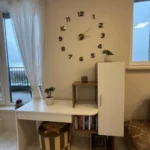 Šviesi svetainė su virtuve bute Klaipėdos centre pilnai įrengtas penthouse