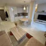 Šviesi svetainė su virtuve bute Klaipėdos centre pilnai įrengtas penthouse