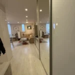 Šviesi svetainė su virtuve bute Klaipėdos centre pilnai įrengtas penthouse