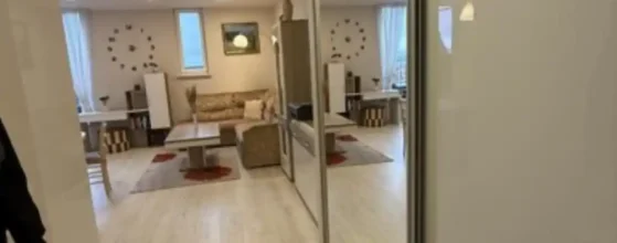 Šviesi svetainė su virtuve bute Klaipėdos centre pilnai įrengtas penthouse