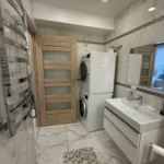 Modernus vonios kambarys bute Klaipėdos centre dušo kabina nauja apdaila