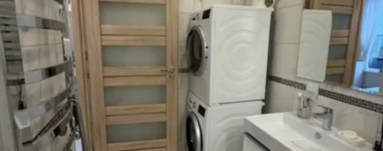 Modernus vonios kambarys bute Klaipėdos centre dušo kabina nauja apdaila