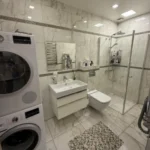 Modernus vonios kambarys bute Klaipėdos centre dušo kabina nauja apdaila