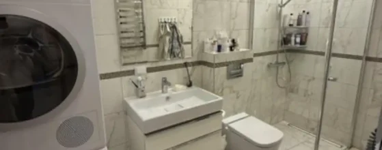 Modernus vonios kambarys bute Klaipėdos centre dušo kabina nauja apdaila