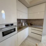 Šviesi svetainė su virtuve bute Klaipėdos centre pilnai įrengtas penthouse