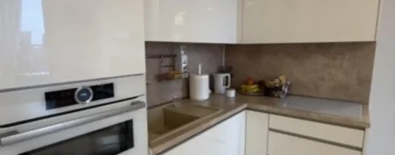 Šviesi svetainė su virtuve bute Klaipėdos centre pilnai įrengtas penthouse