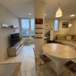 Šviesi svetainė su virtuve bute Klaipėdos centre pilnai įrengtas penthouse