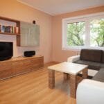 Svetainė su baldais – parduodamas 2 kambarių butas Laukininkų g. 27 Klaipėdoje