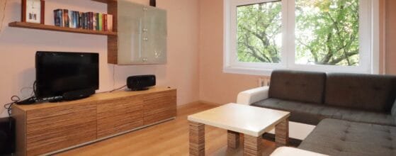 Svetainė su baldais – parduodamas 2 kambarių butas Laukininkų g. 27 Klaipėdoje