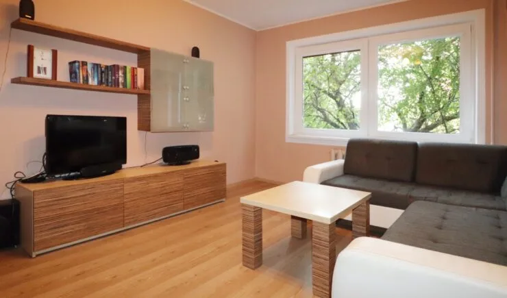 Svetainė su baldais – parduodamas 2 kambarių butas Laukininkų g. 27 Klaipėdoje