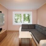 Svetainė su baldais – parduodamas 2 kambarių butas Laukininkų g. 27 Klaipėdoje