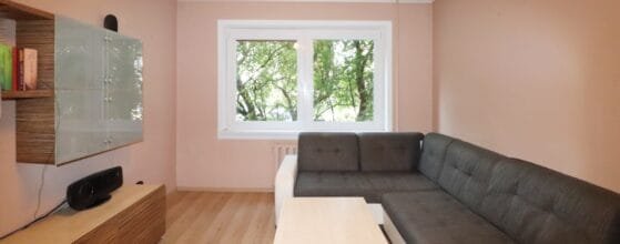 Svetainė su baldais – parduodamas 2 kambarių butas Laukininkų g. 27 Klaipėdoje
