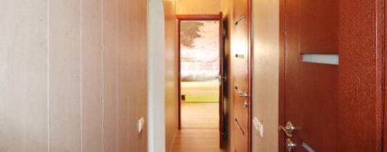 Įėjimo zona ir koridorius – parduodamas butas su buitine technika Klaipėdoje