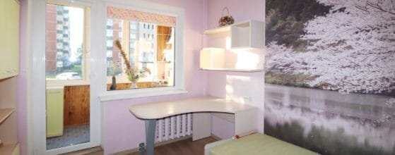 Miegamasis kambarys su langu ir baltais baldais – 55.5 m² butas Klaipėdoje