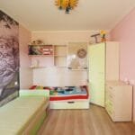 Miegamasis kambarys su langu ir baltais baldais – 55.5 m² butas Klaipėdoje