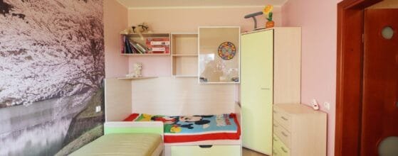 Miegamasis kambarys su langu ir baltais baldais – 55.5 m² butas Klaipėdoje