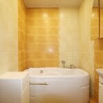 Vonios kambarys su įranga – 2 kambarių butas su baldais Klaipėdoje