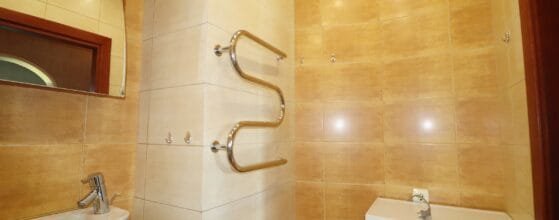 Vonios kambarys su įranga – 2 kambarių butas su baldais Klaipėdoje