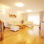 Erdvi svetainė su virtuve parduodamame sublokuotame name Klaipėdoje