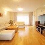 Erdvi svetainė su virtuve parduodamame sublokuotame name Klaipėdoje