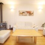 Erdvi svetainė su virtuve parduodamame sublokuotame name Klaipėdoje