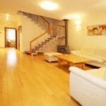 Erdvi svetainė su virtuve parduodamame sublokuotame name Klaipėdoje