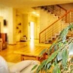 Erdvi svetainė su virtuve parduodamame sublokuotame name Klaipėdoje