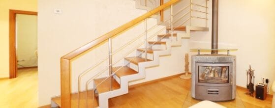 Erdvi svetainė su virtuve parduodamame sublokuotame name Klaipėdoje