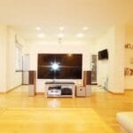 Erdvi svetainė su virtuve parduodamame sublokuotame name Klaipėdoje