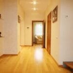 Erdvi svetainė su virtuve parduodamame sublokuotame name Klaipėdoje