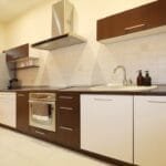 Erdvi svetainė su virtuve parduodamame sublokuotame name Klaipėdoje