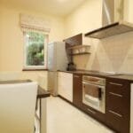 Erdvi svetainė su virtuve parduodamame sublokuotame name Klaipėdoje