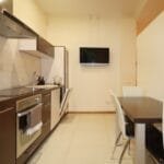 Erdvi svetainė su virtuve parduodamame sublokuotame name Klaipėdoje