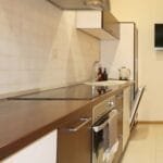 Erdvi svetainė su virtuve parduodamame sublokuotame name Klaipėdoje