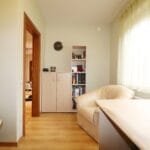 Šviesus miegamasis sublokuotame name Tauralaukyje, Klaipėdoje