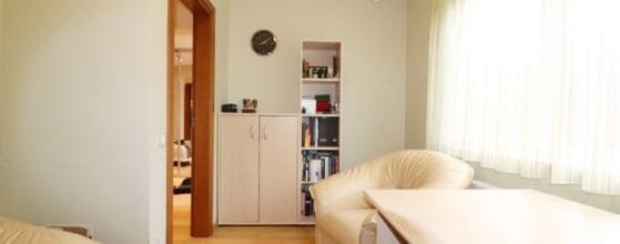 Šviesus miegamasis sublokuotame name Tauralaukyje, Klaipėdoje