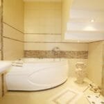 Tvarkingas vonios kambarys su san. mazgu sublokuotame name