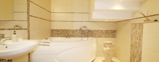 Tvarkingas vonios kambarys su san. mazgu sublokuotame name